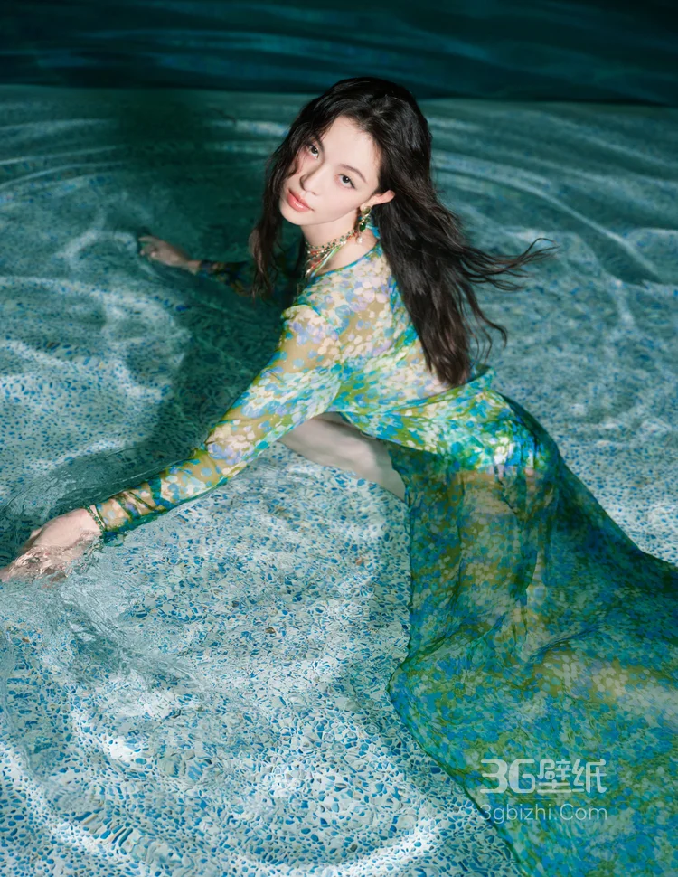钟楚曦性感碎花蓝比基尼套装泳池湿发写真大片，尽显紧致肌肤完美好身材5