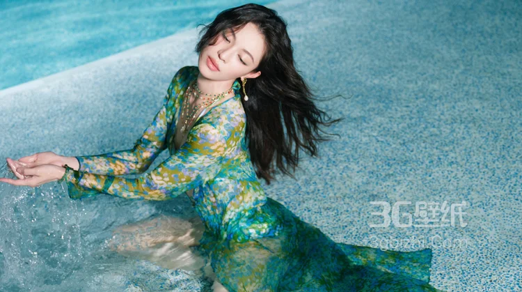 钟楚曦性感碎花蓝比基尼套装泳池湿发写真大片，尽显紧致肌肤完美好身材7