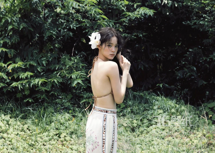 欧阳娜娜养眼吊带比基尼展性感好身材户外森系写真大片4