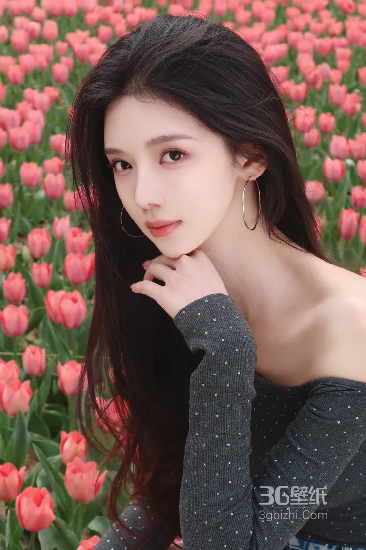 高颜值苗条美女黑色斜肩波点上衣、牛仔短裤穿着郁金香花丛旁超高清图片6