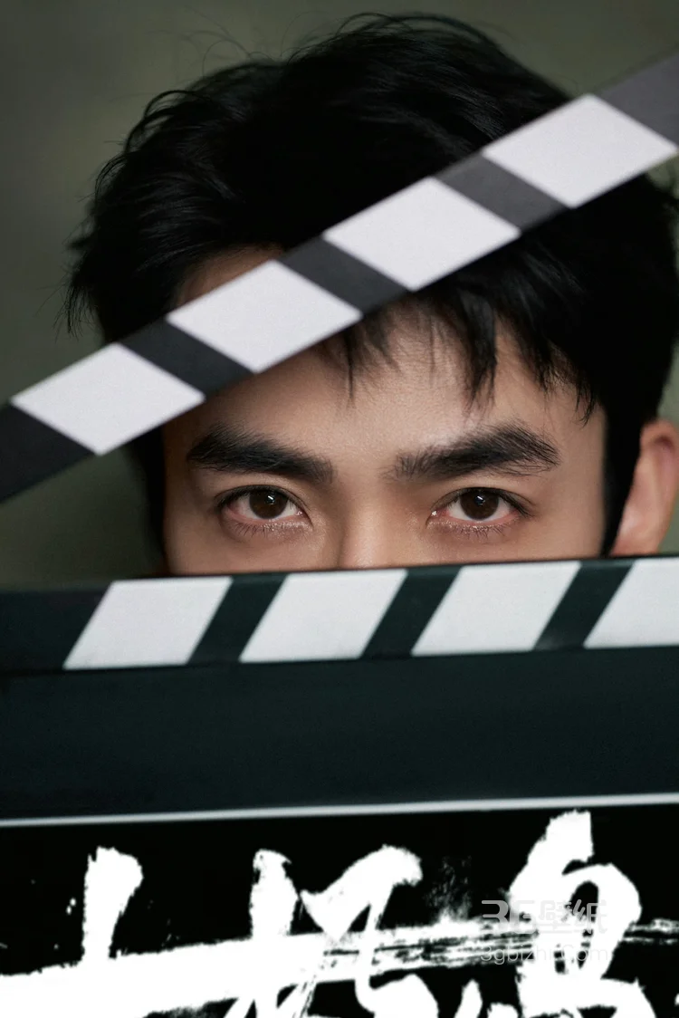 朱一龙西装笔挺亮相微博电影之夜活动写真，带着新作《东极岛》硬汉气质尽显4