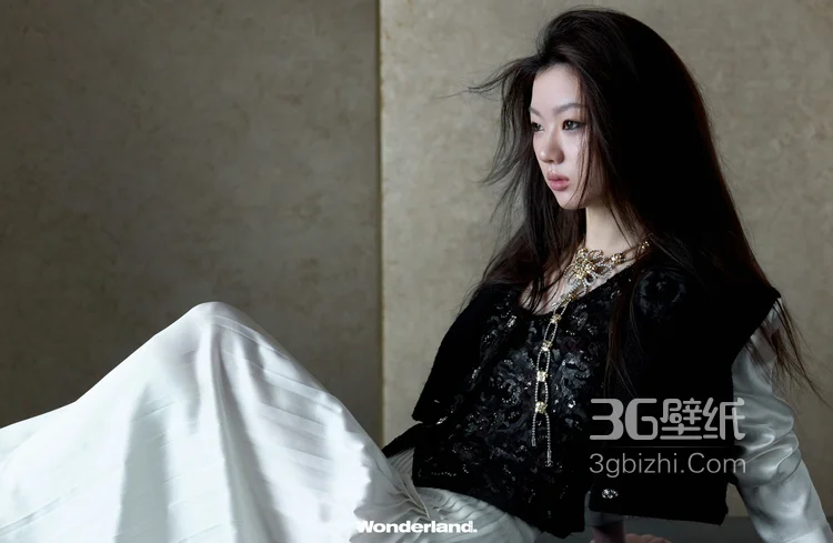 单依纯化身酷姐登某杂志写真，展现独特的时尚感与青春魅力9