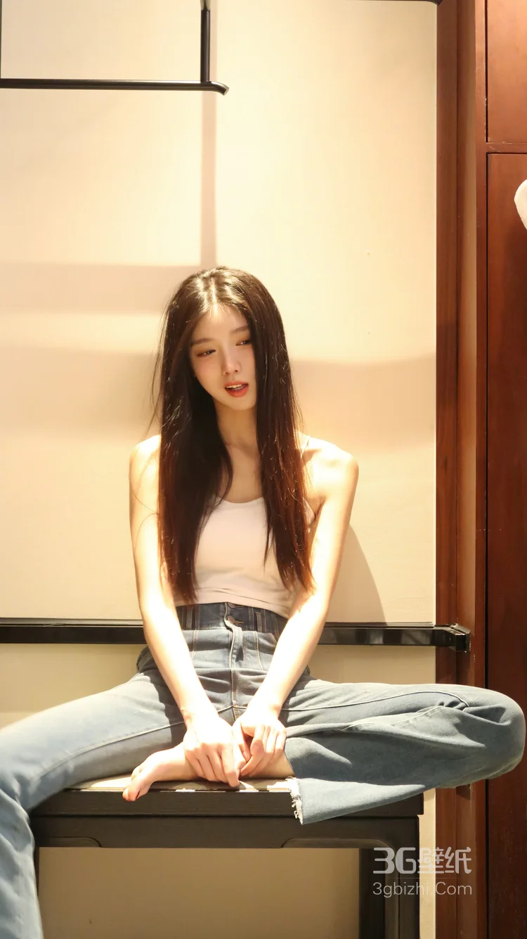 身材苗条，高颜值慵懒感美女吊带背心牛仔裤穿搭养眼居家超高清写真图片7