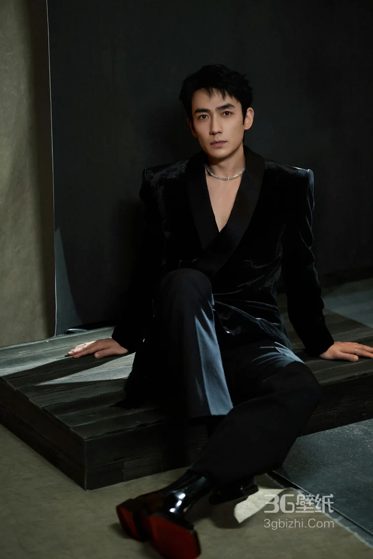 朱一龙西装笔挺亮相微博电影之夜活动写真，带着新作《东极岛》硬汉气质尽显7