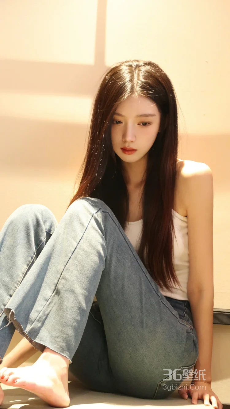 身材苗条，高颜值慵懒感美女吊带背心牛仔裤穿搭养眼居家超高清写真图片8