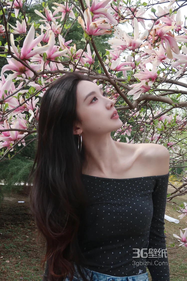 高颜值苗条美女黑色斜肩波点上衣、牛仔短裤穿着郁金香花丛旁超高清图片8