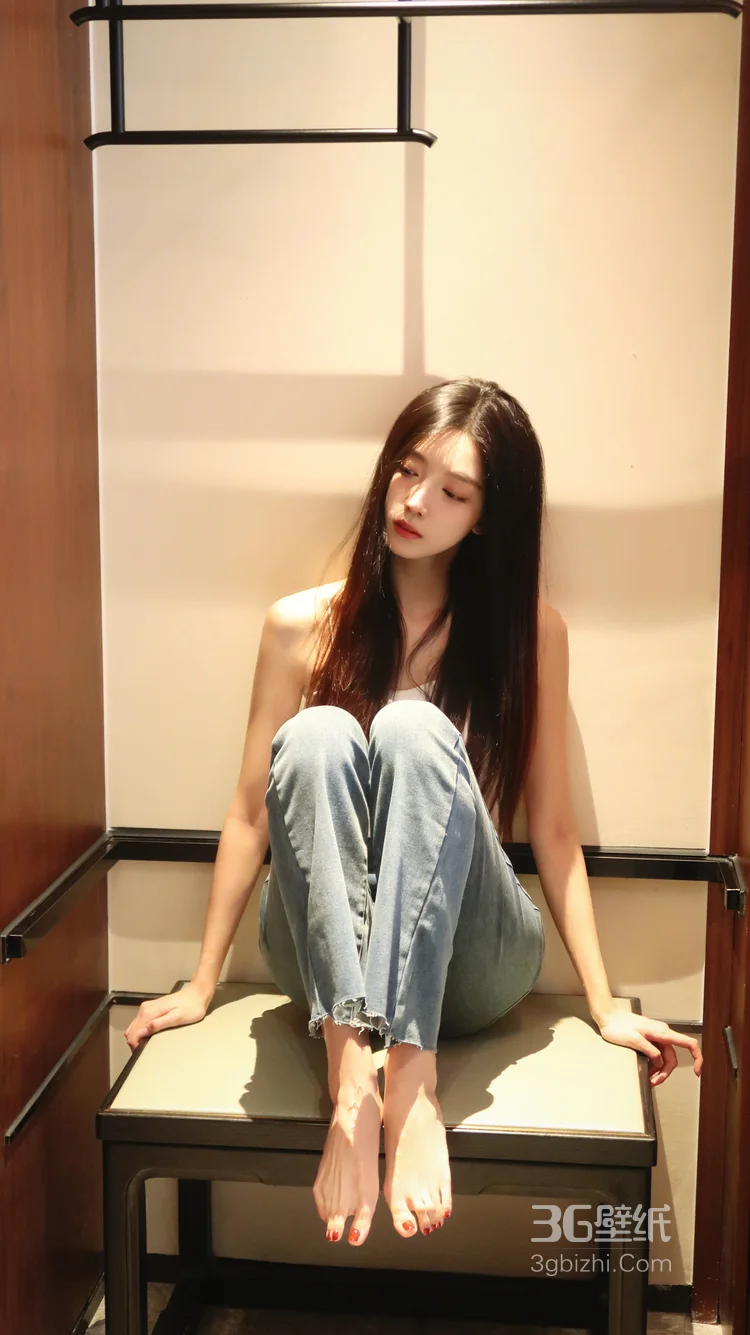 身材苗条，高颜值慵懒感美女吊带背心牛仔裤穿搭养眼居家超高清写真图片5