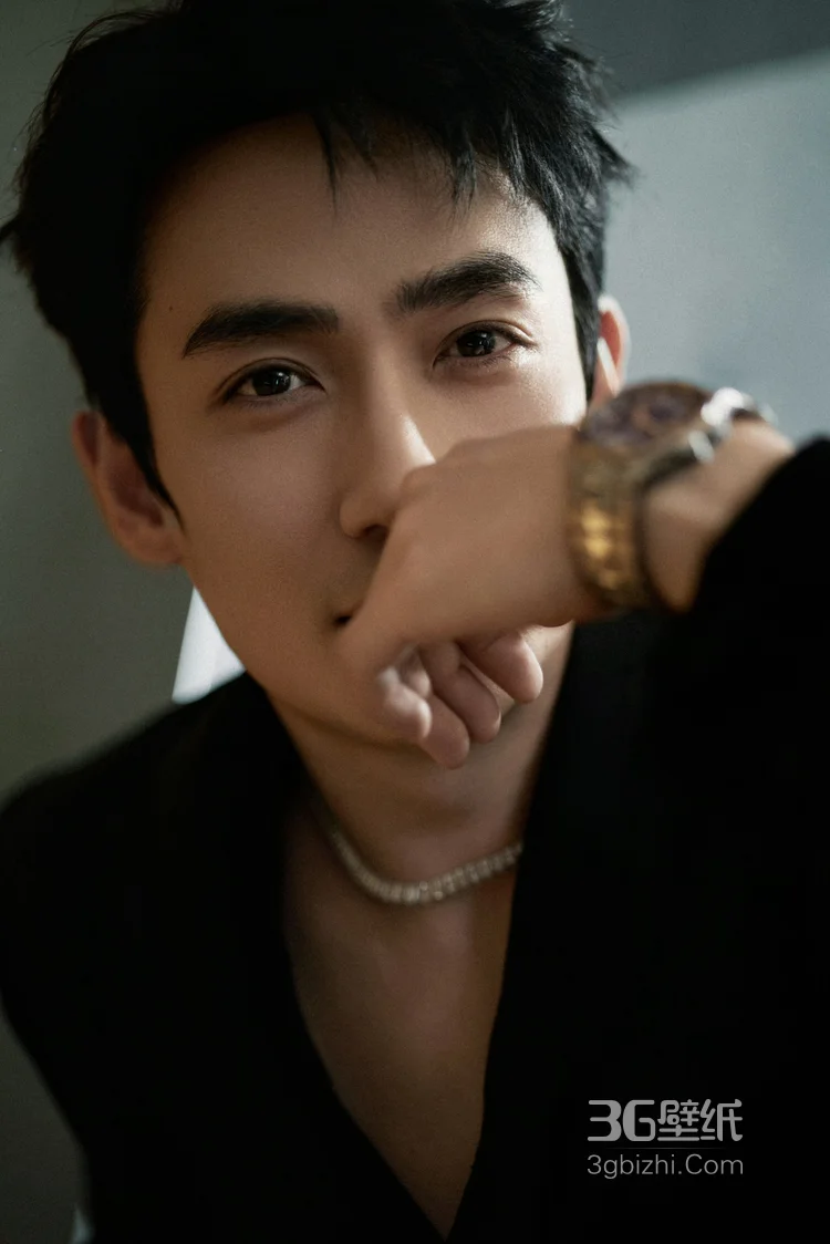 朱一龙西装笔挺亮相微博电影之夜活动写真，带着新作《东极岛》硬汉气质尽显5