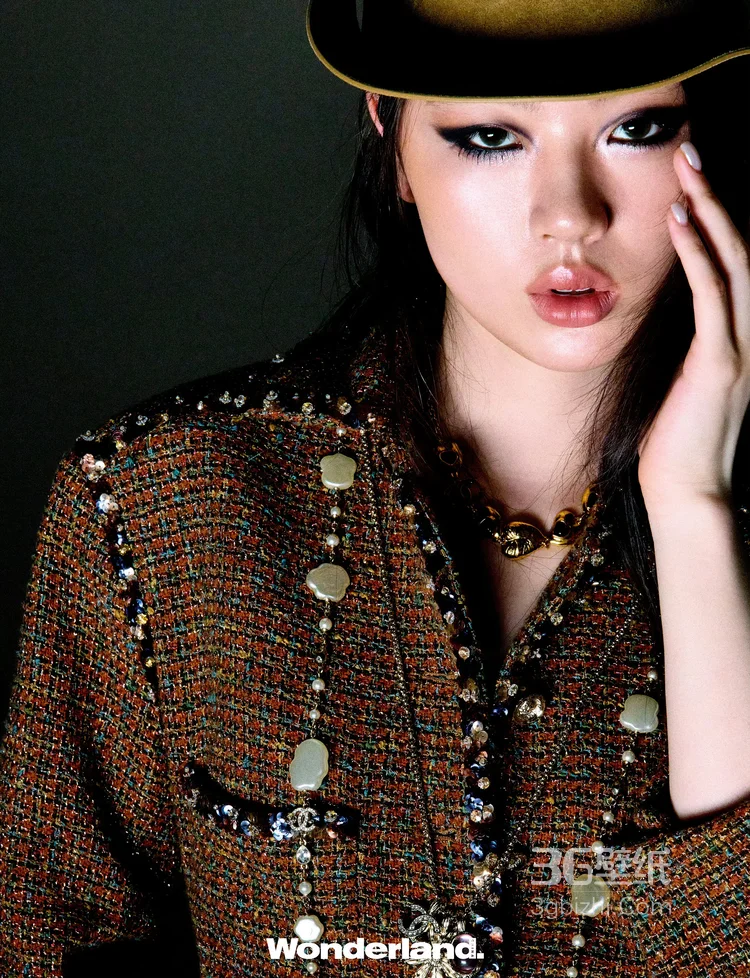 单依纯化身酷姐登某杂志写真，展现独特的时尚感与青春魅力5