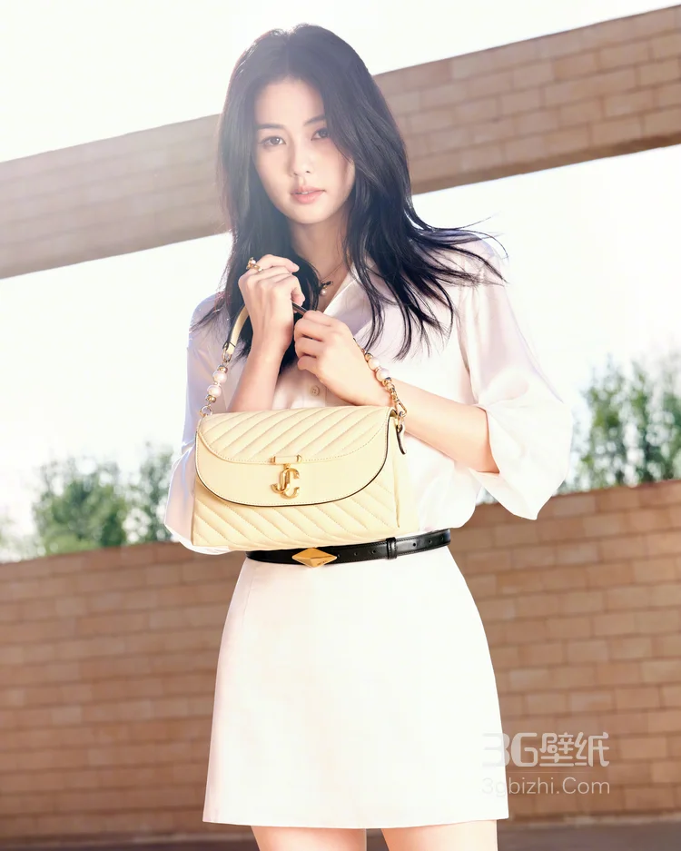 明媚的阳光，演员白鹿身着多套时尚穿搭，展现夏日女生的随性优雅7