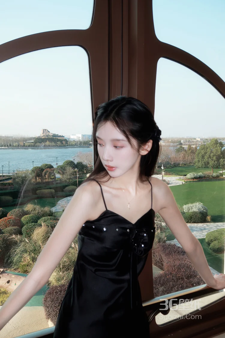 高颜值苗条美女黑色斜肩波点上衣、牛仔短裤穿着郁金香花丛旁超高清图片7