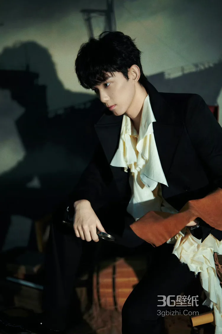 吴磊微博电影之夜活动造型帅气写真，黑西装搭配白衬衫尽显神秘氛围感魅力3