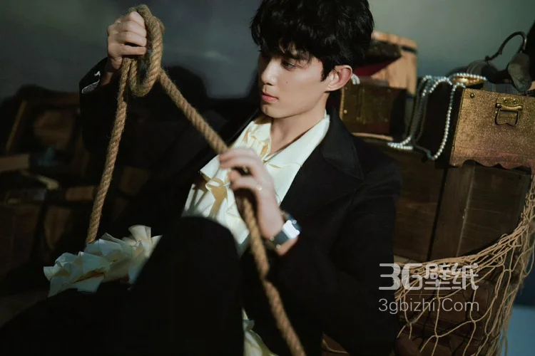 吴磊微博电影之夜活动造型帅气写真，黑西装搭配白衬衫尽显神秘氛围感魅力7