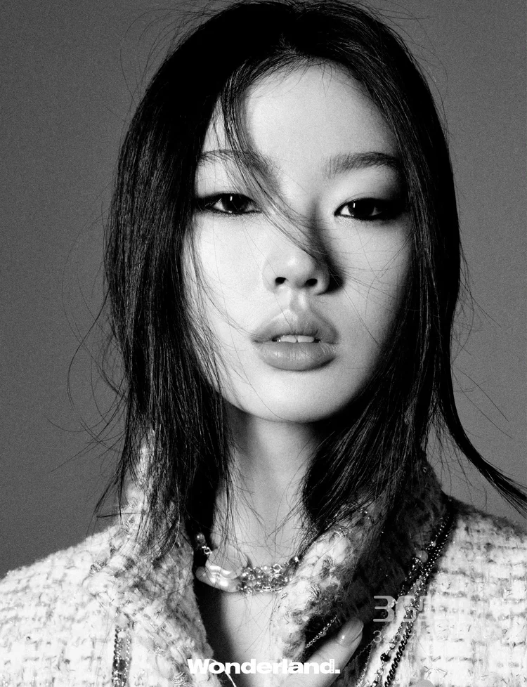 单依纯化身酷姐登某杂志写真，展现独特的时尚感与青春魅力8