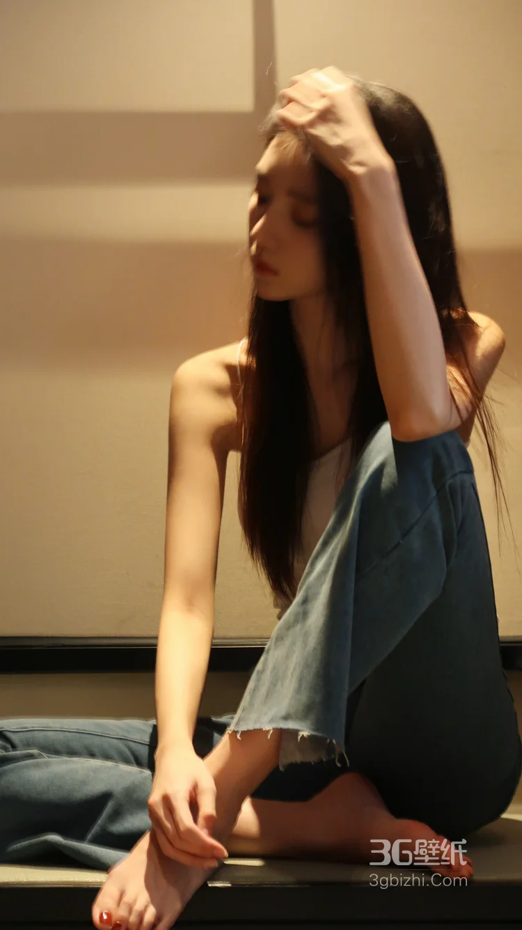 身材苗条，高颜值慵懒感美女吊带背心牛仔裤穿搭养眼居家超高清写真图片14