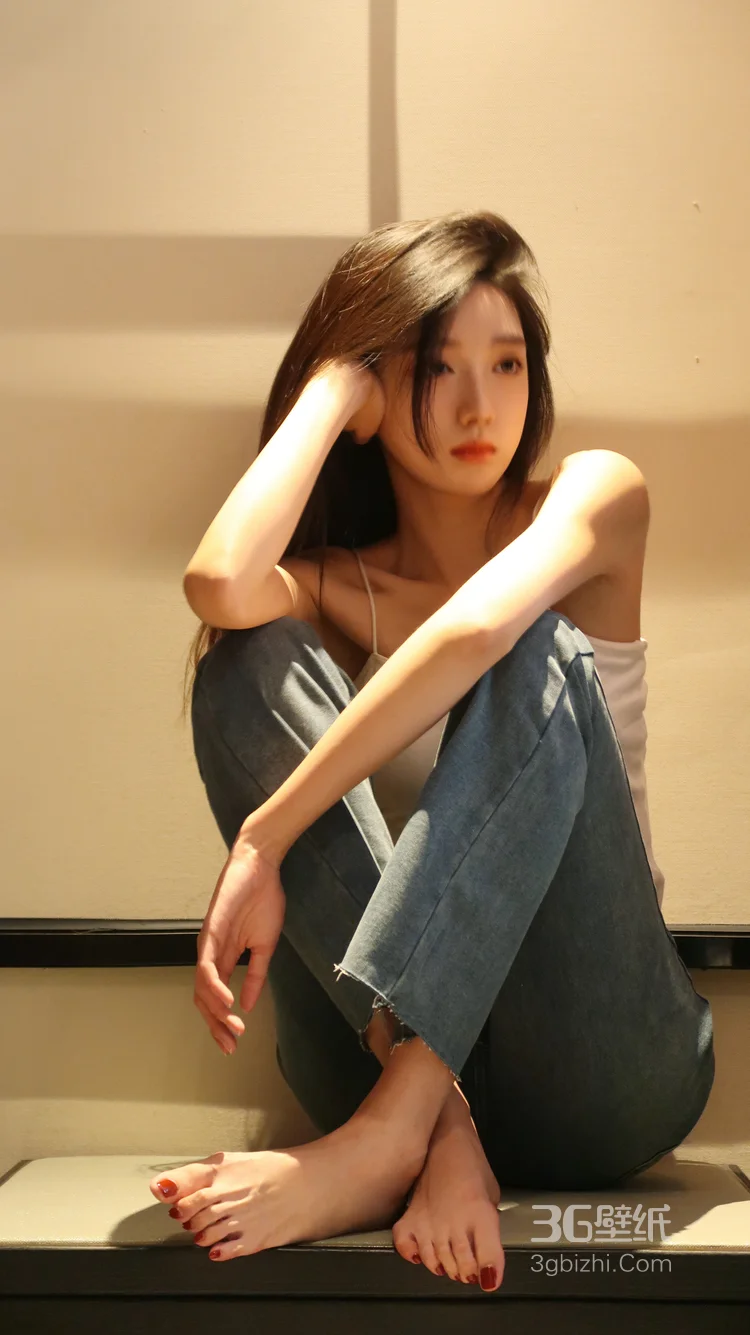身材苗条，高颜值慵懒感美女吊带背心牛仔裤穿搭养眼居家超高清写真图片11