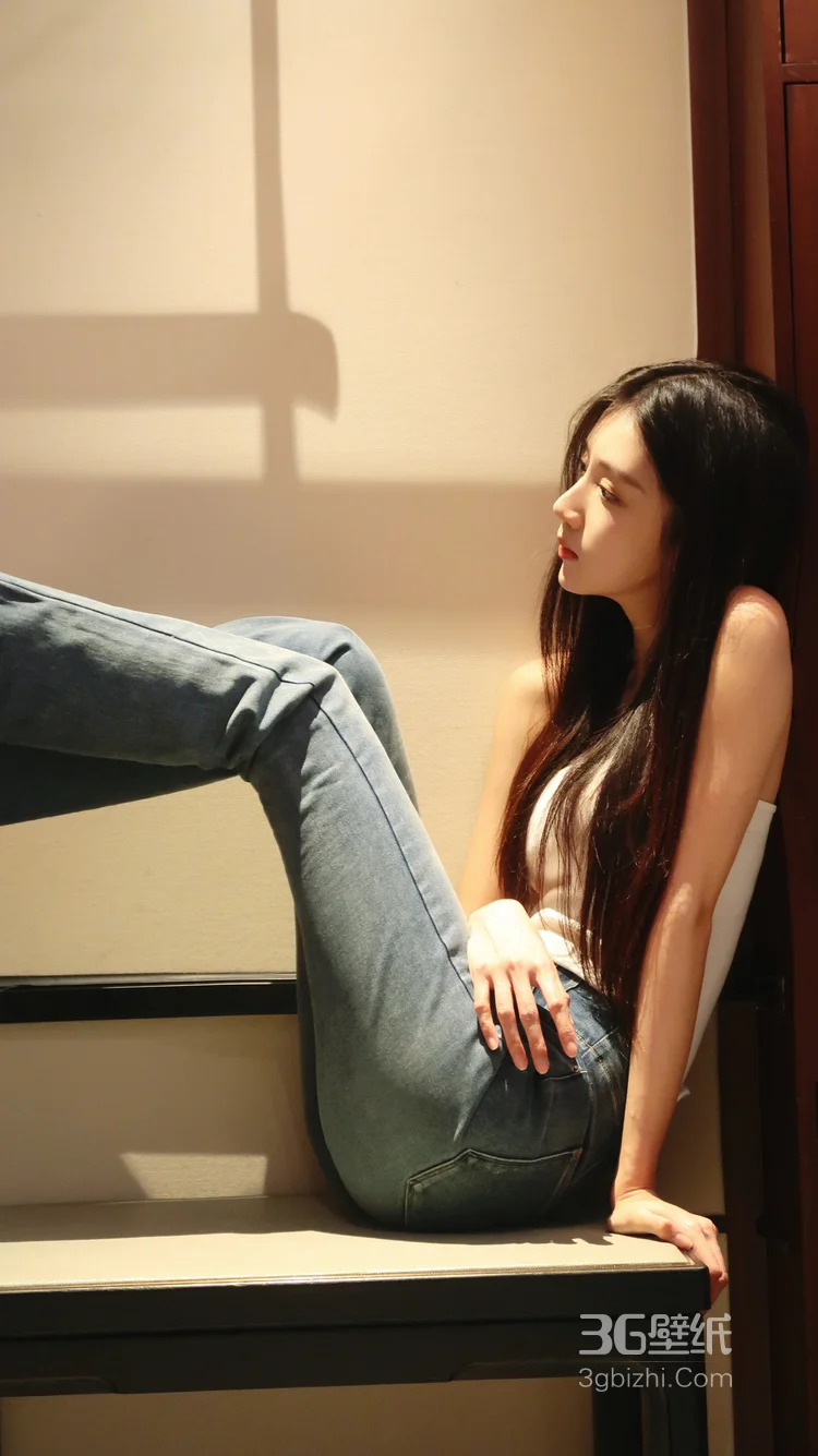 身材苗条，高颜值慵懒感美女吊带背心牛仔裤穿搭养眼居家超高清写真图片3
