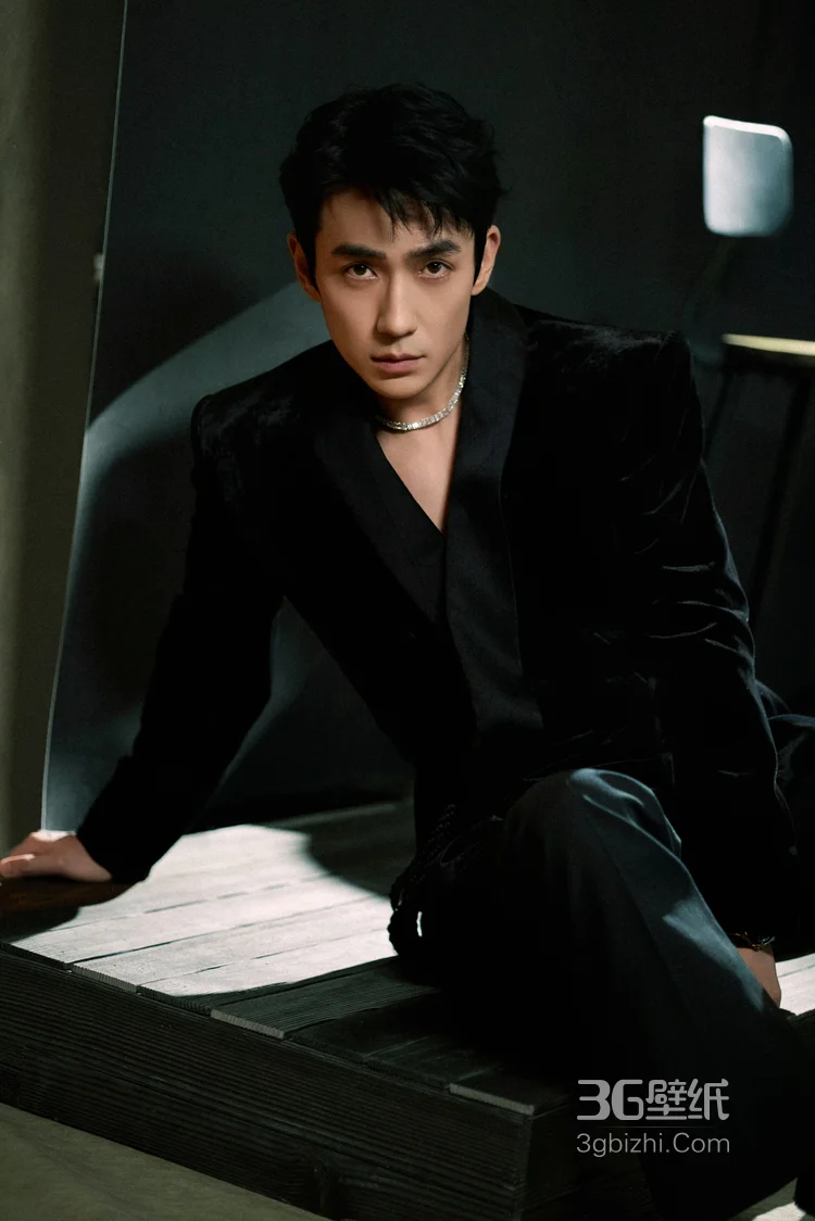 朱一龙西装笔挺亮相微博电影之夜活动写真，带着新作《东极岛》硬汉气质尽显6