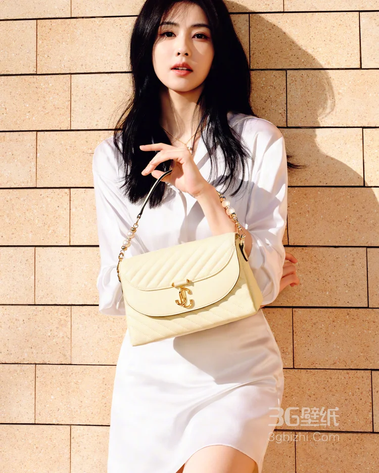 明媚的阳光，演员白鹿身着多套时尚穿搭，展现夏日女生的随性优雅2