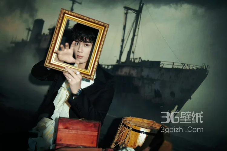 吴磊微博电影之夜活动造型帅气写真，黑西装搭配白衬衫尽显神秘氛围感魅力6