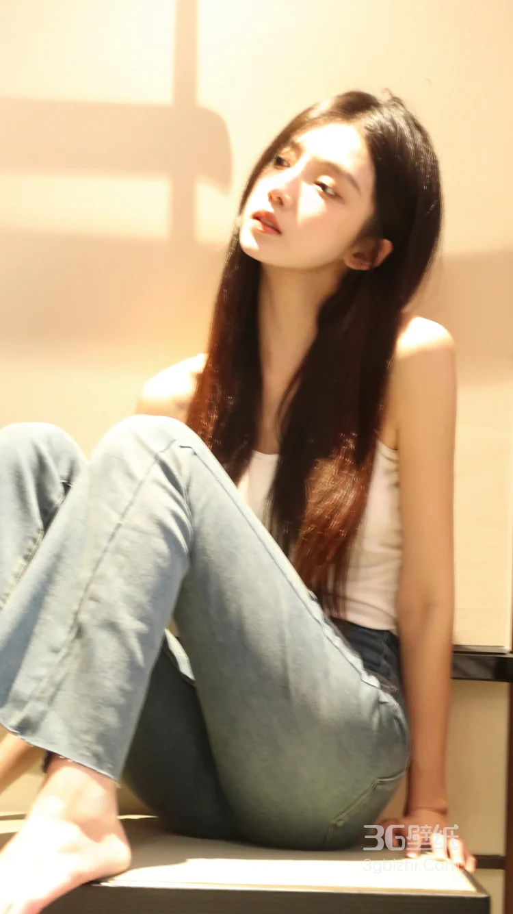 身材苗条，高颜值慵懒感美女吊带背心牛仔裤穿搭养眼居家超高清写真图片4