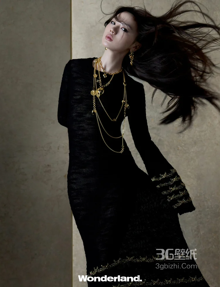 单依纯化身酷姐登某杂志写真，展现独特的时尚感与青春魅力10