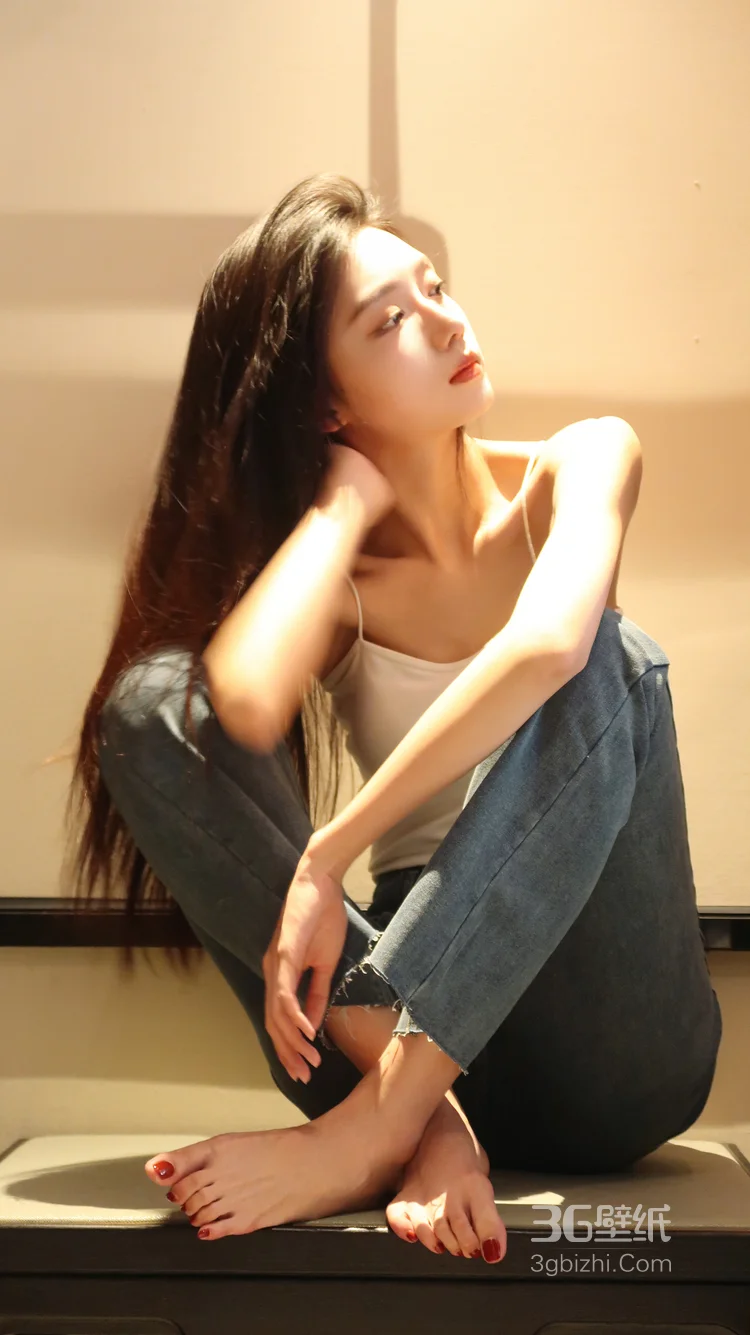 身材苗条，高颜值慵懒感美女吊带背心牛仔裤穿搭养眼居家超高清写真图片12