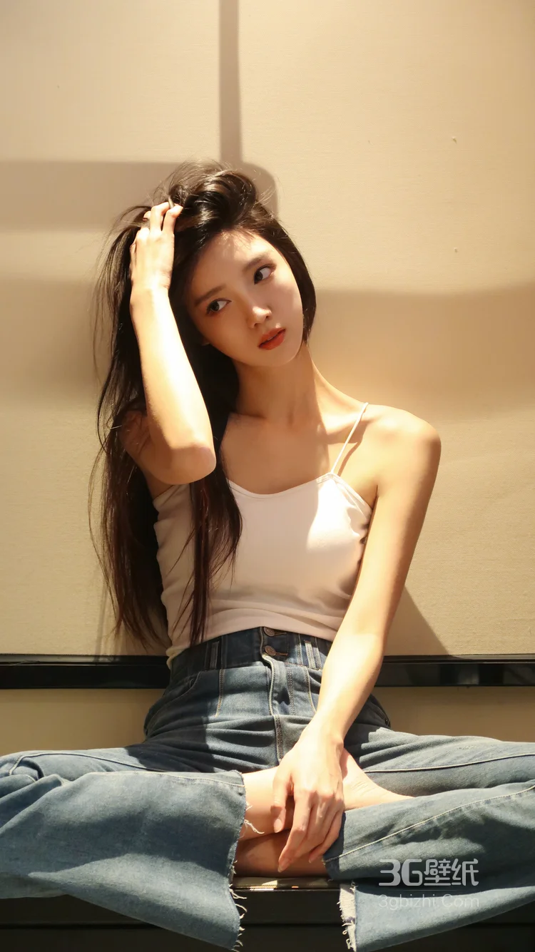 身材苗条，高颜值慵懒感美女吊带背心牛仔裤穿搭养眼居家超高清写真图片2