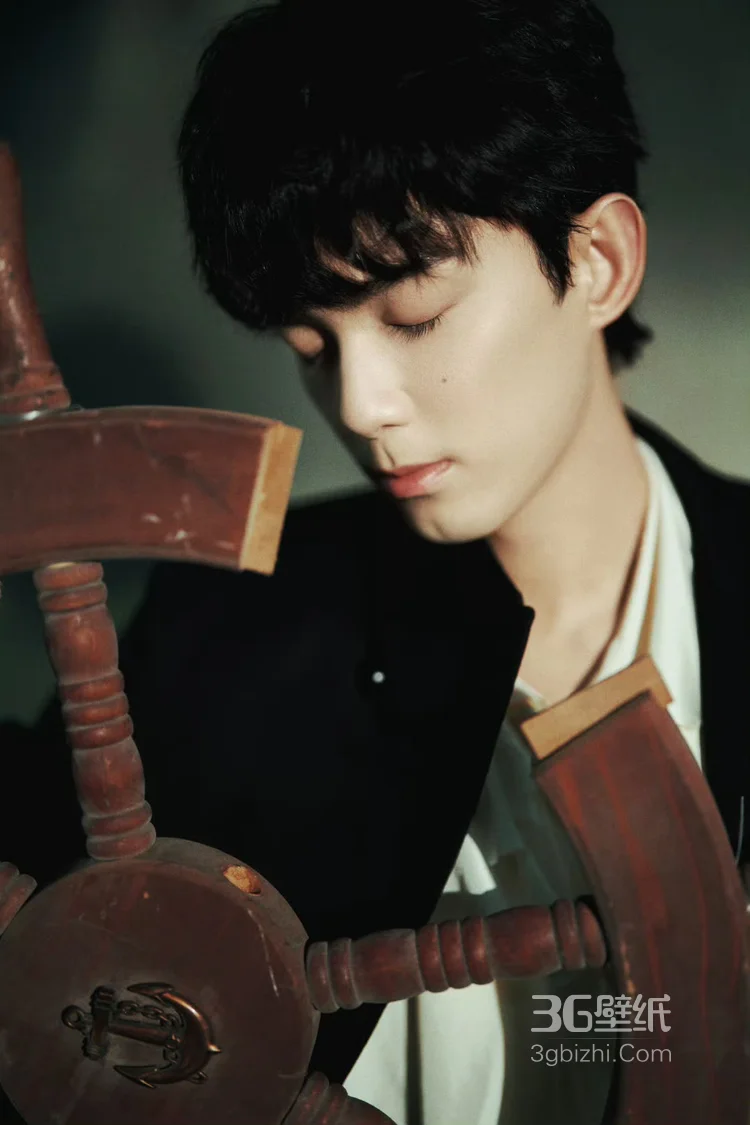 吴磊微博电影之夜活动造型帅气写真，黑西装搭配白衬衫尽显神秘氛围感魅力2