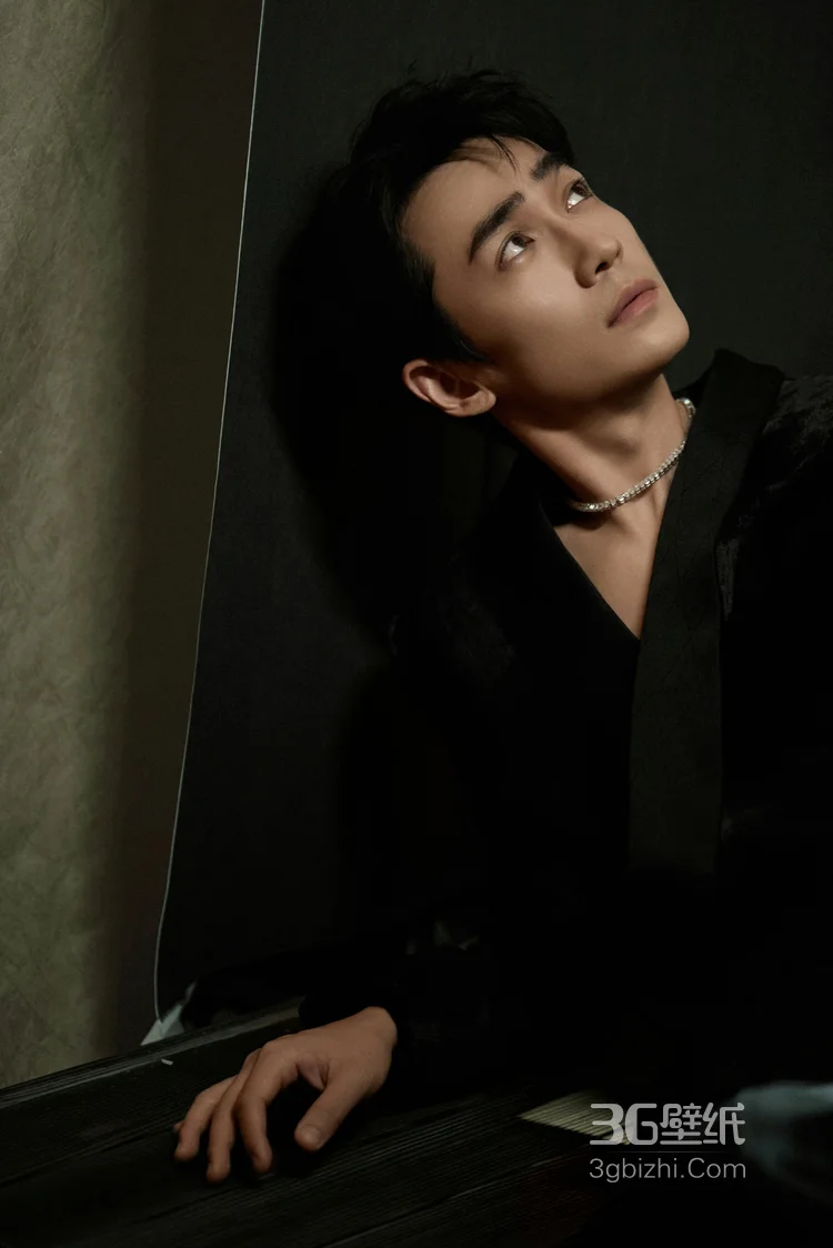 朱一龙西装笔挺亮相微博电影之夜活动写真，带着新作《东极岛》硬汉气质尽显9