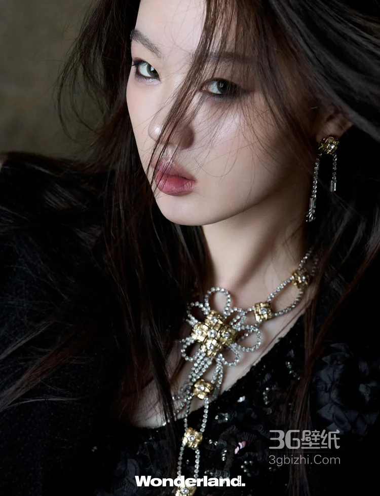 单依纯化身酷姐登某杂志写真，展现独特的时尚感与青春魅力3