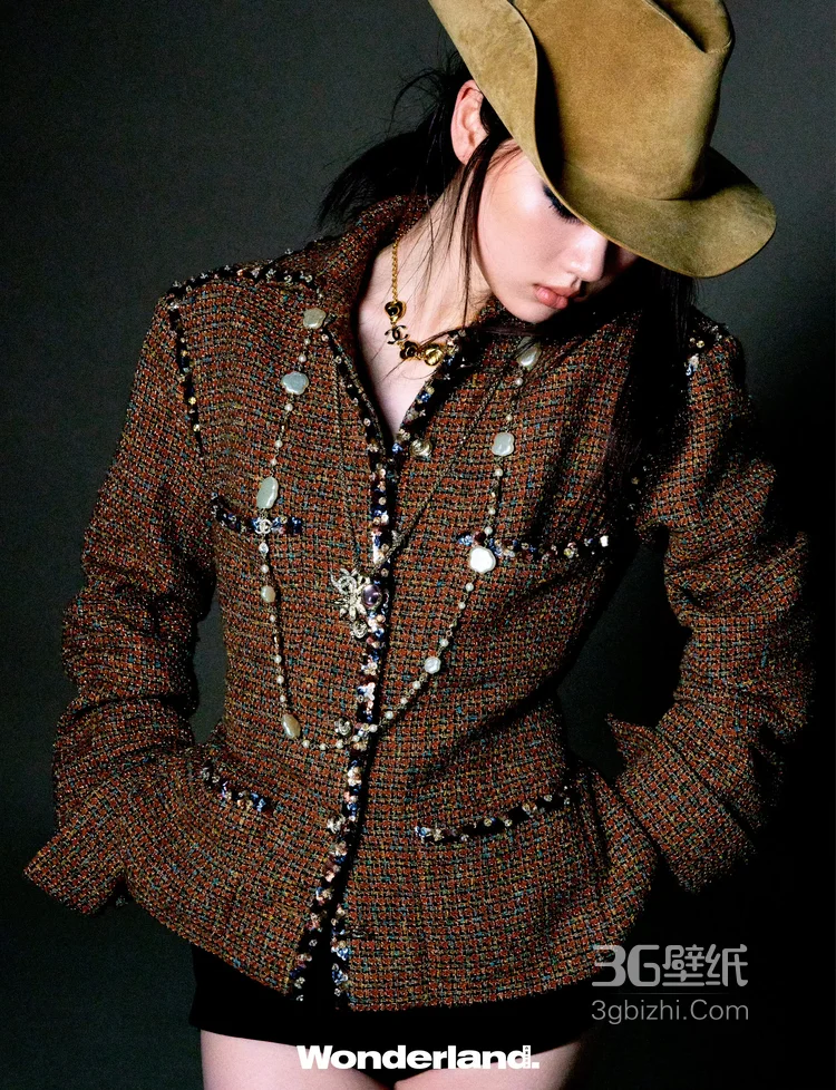 单依纯化身酷姐登某杂志写真，展现独特的时尚感与青春魅力2