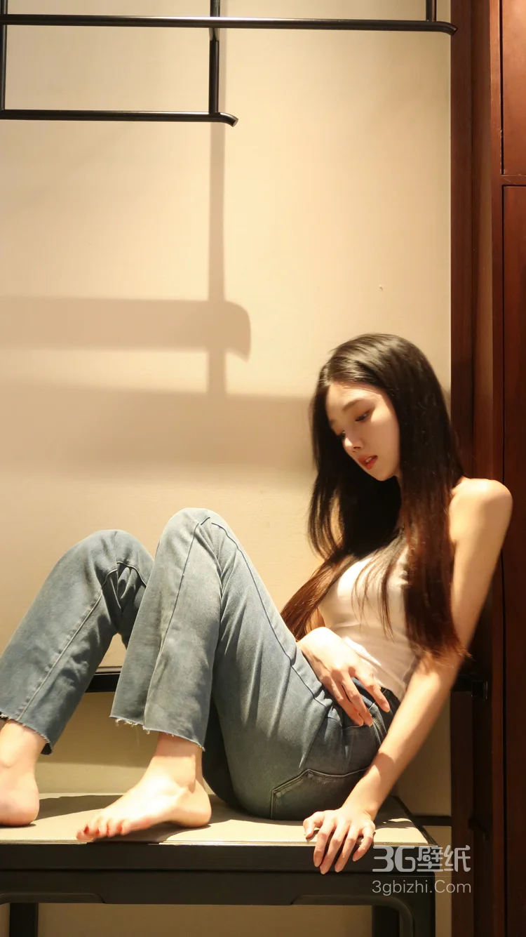 身材苗条，高颜值慵懒感美女吊带背心牛仔裤穿搭养眼居家超高清写真图片9