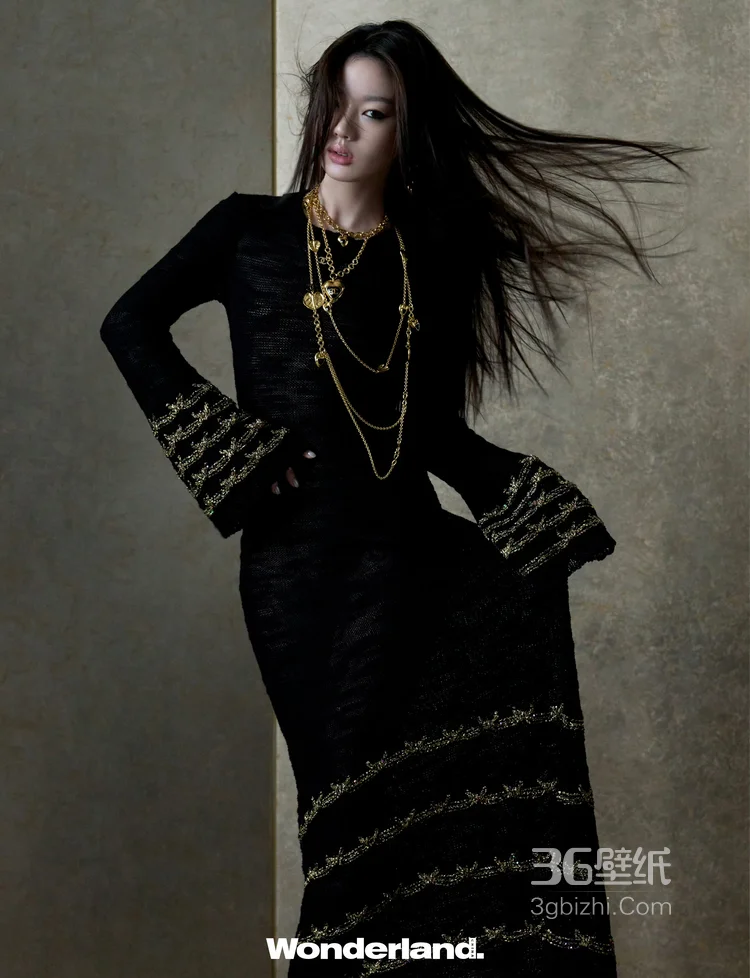 单依纯化身酷姐登某杂志写真，展现独特的时尚感与青春魅力4