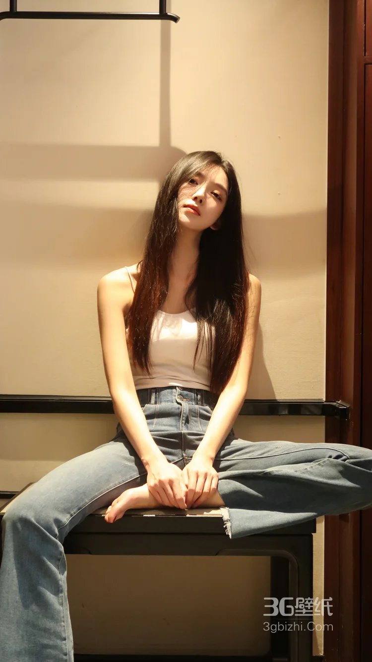 身材苗条，高颜值慵懒感美女吊带背心牛仔裤穿搭养眼居家超高清写真图片6