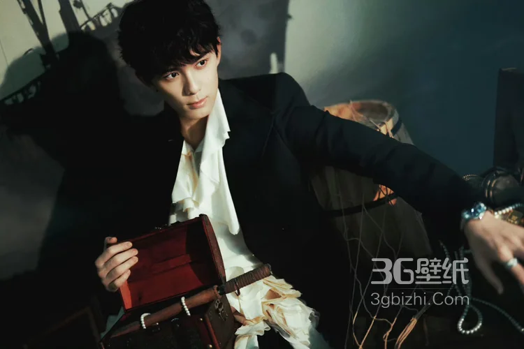 吴磊微博电影之夜活动造型帅气写真，黑西装搭配白衬衫尽显神秘氛围感魅力9