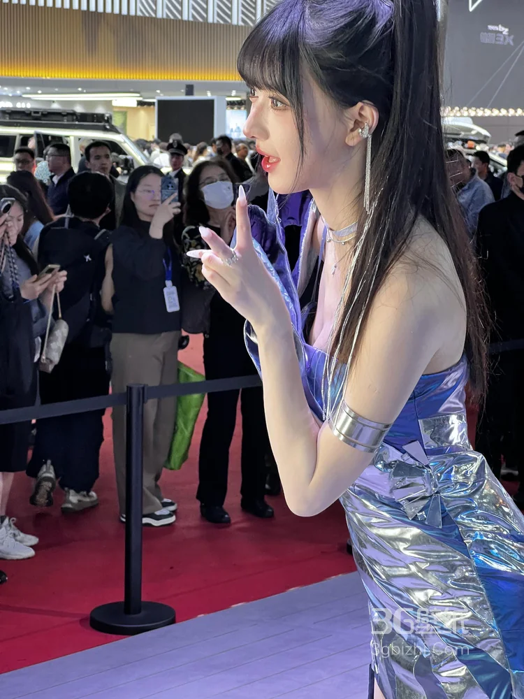 美艳车模摄影艺术照图片2