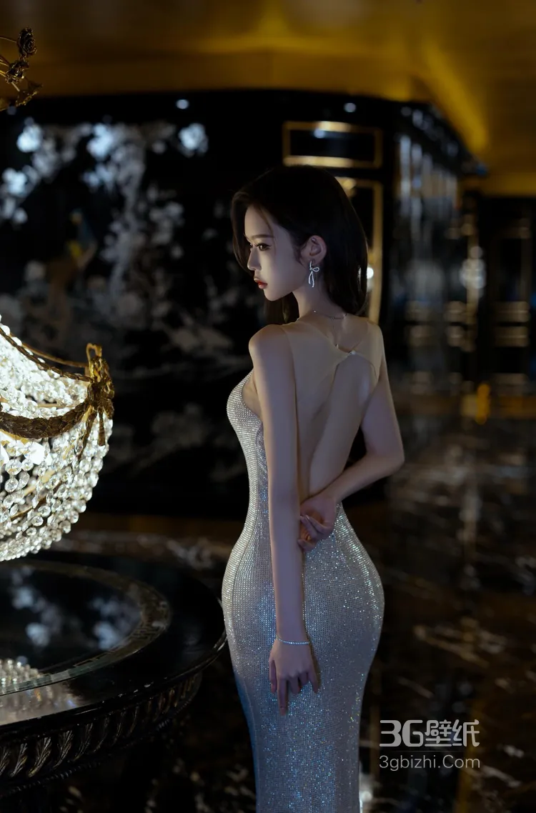 身材堪称完美的女神，身着吊带连衣裙在餐桌旁尽显完美身姿10