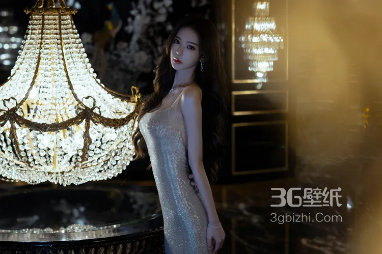 身材堪称完美的女神，身着吊带连衣裙在餐桌旁尽显完美身姿8