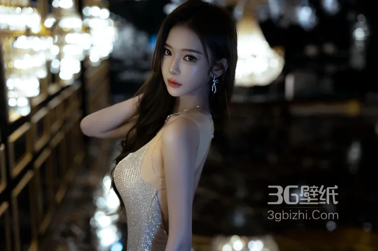 身材堪称完美的女神，身着吊带连衣裙在餐桌旁尽显完美身姿4