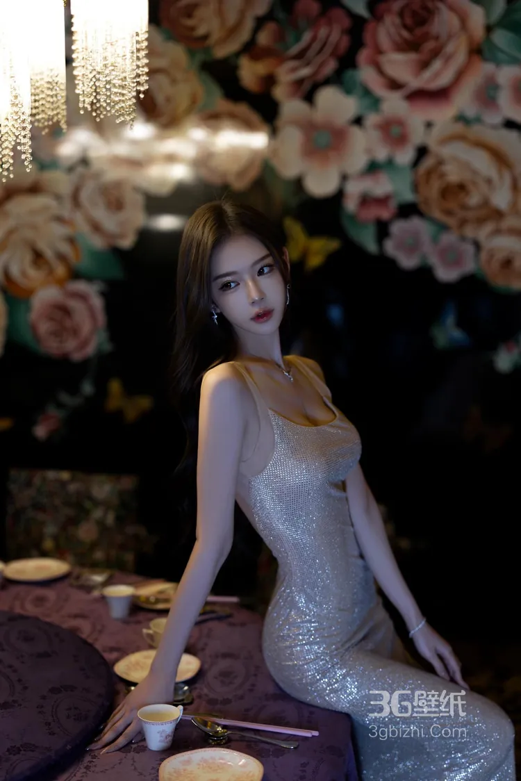 身材堪称完美的女神，身着吊带连衣裙在餐桌旁尽显完美身姿5