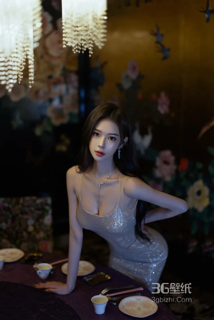 身材堪称完美的女神，身着吊带连衣裙在餐桌旁尽显完美身姿3