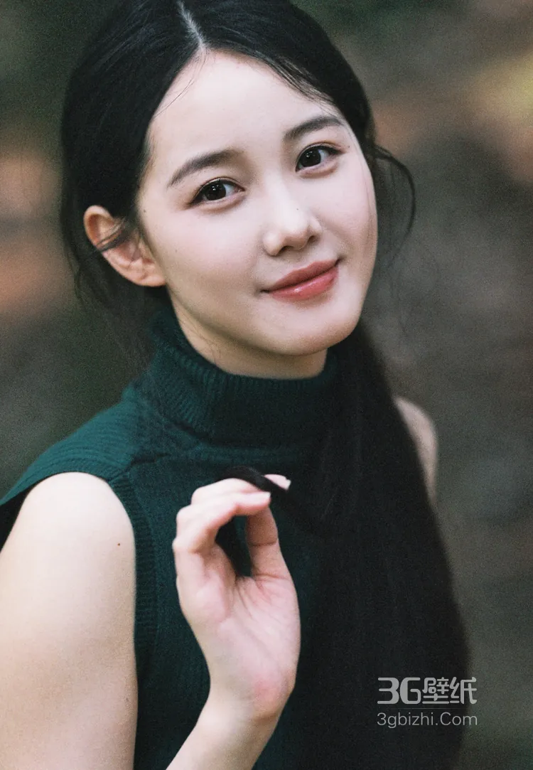 演员李瑜笑容超治愈森系美照，绿衣加牛仔裤穿搭，真的是美呆了！18