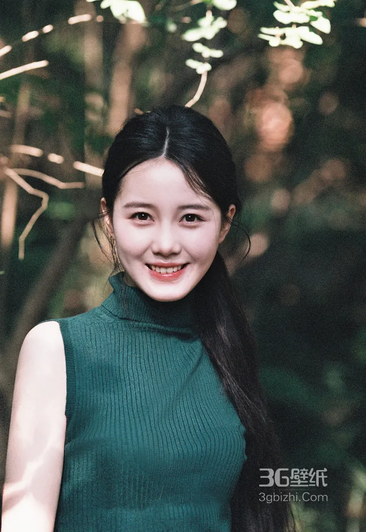 演员李瑜笑容超治愈森系美照，绿衣加牛仔裤穿搭，真的是美呆了！16