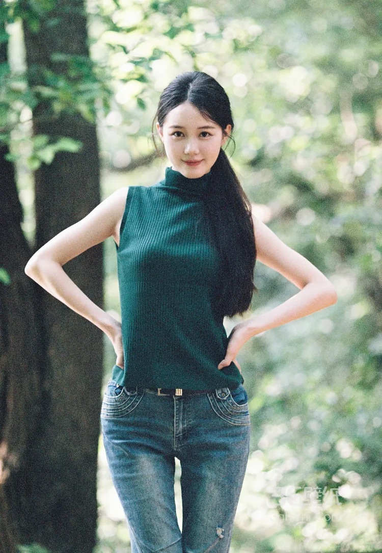 演员李瑜笑容超治愈森系美照，绿衣加牛仔裤穿搭，真的是美呆了！2