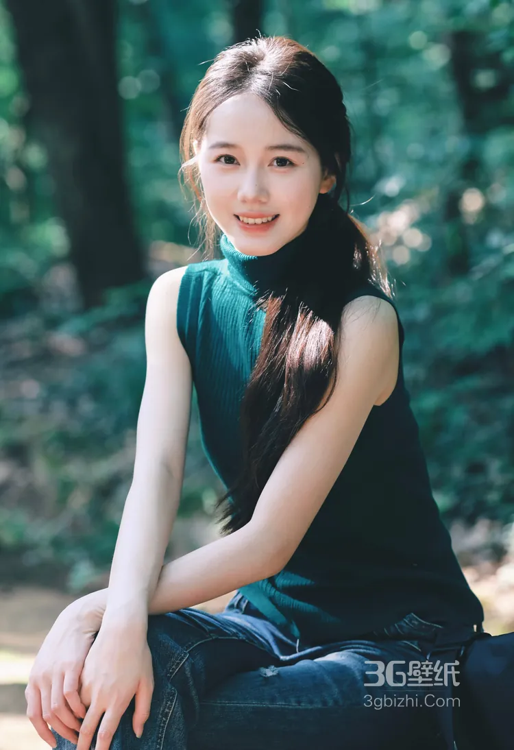 演员李瑜笑容超治愈森系美照，绿衣加牛仔裤穿搭，真的是美呆了！12
