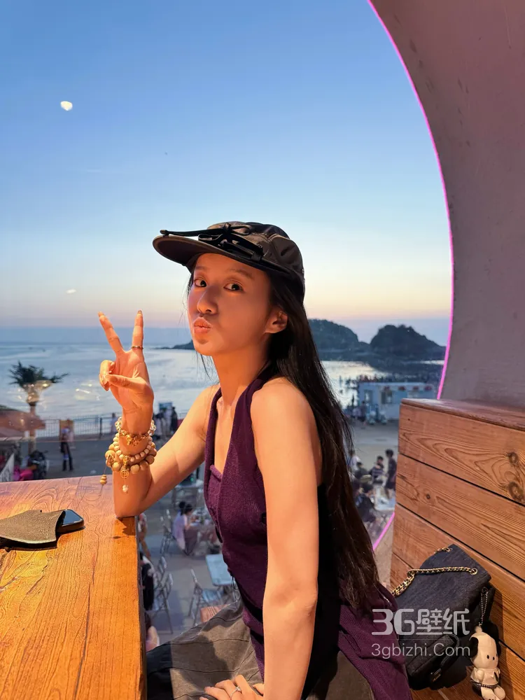 包上恩夕阳海边，坐在餐桌前，头戴鸭舌帽可爱生活照3