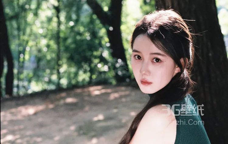 演员李瑜笑容超治愈森系美照，绿衣加牛仔裤穿搭，真的是美呆了！8