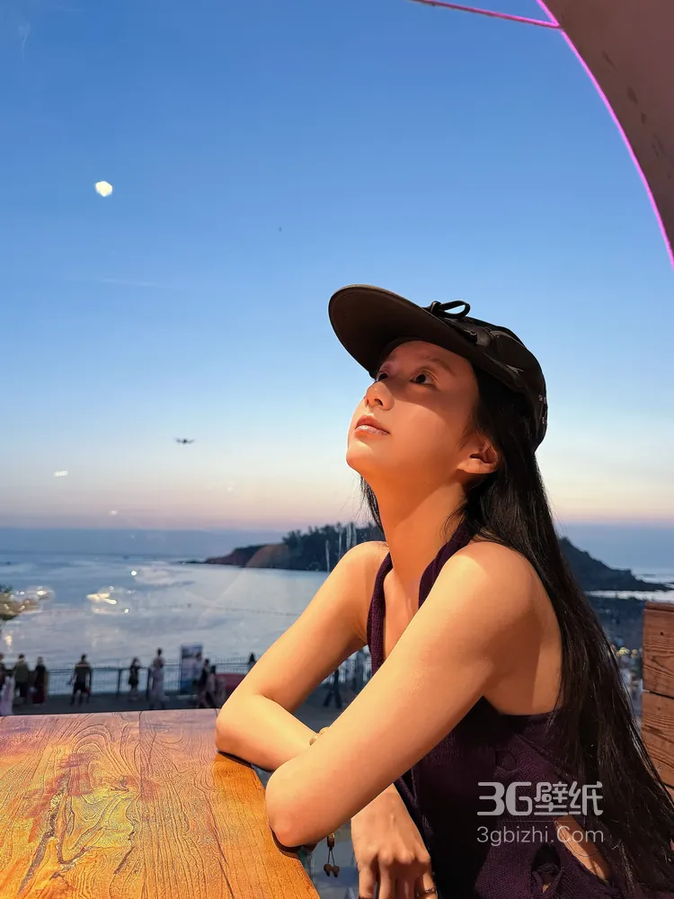 包上恩夕阳海边，坐在餐桌前，头戴鸭舌帽可爱生活照2