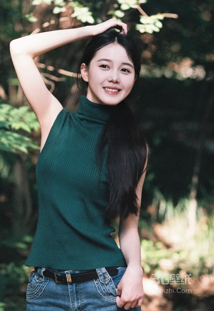演员李瑜笑容超治愈森系美照，绿衣加牛仔裤穿搭，真的是美呆了！15